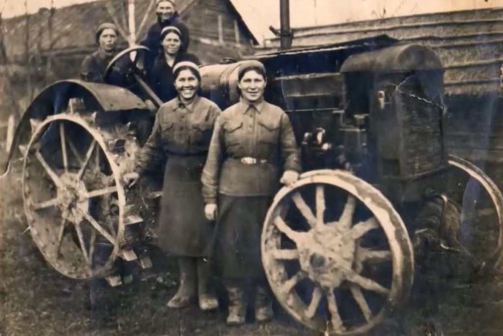 Женская тракторная бригада Заволжского МТС 1940