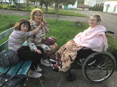 Victoria Nersesyan-Leonovich with her daughter Masha visiting Olga Kolova