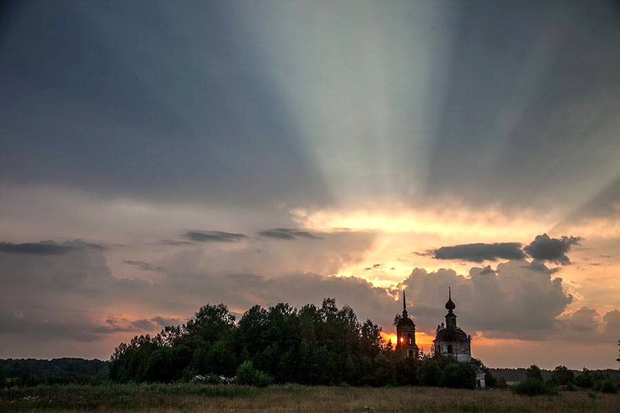 Закат над храмом Ильии Пророка. фото группы "Асташово"