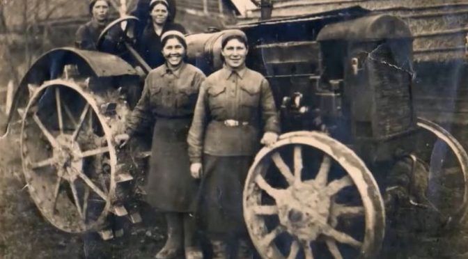 Женская тракторная бригада Заволжского МТС 1940